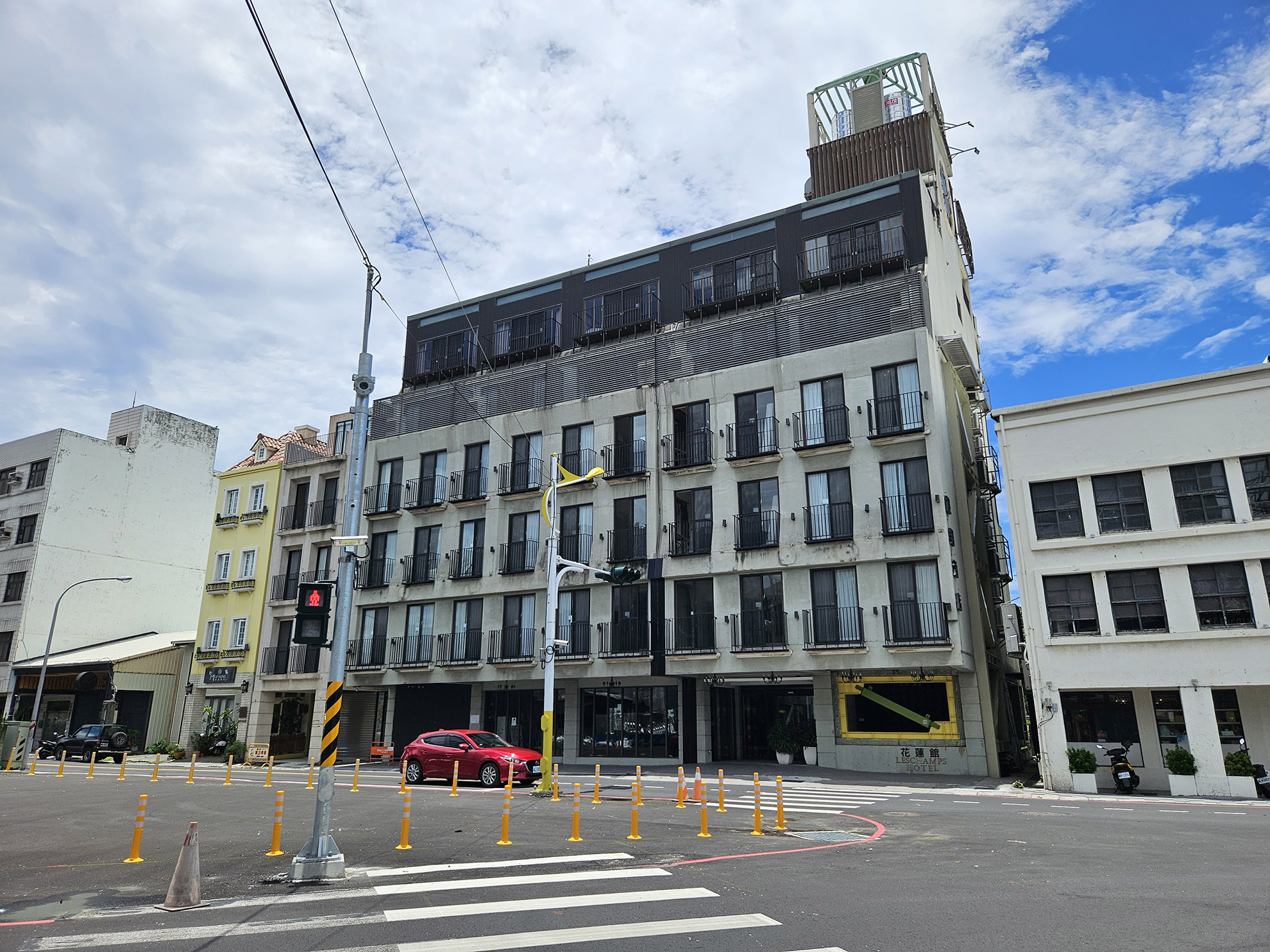 structure poteau poutre qui a été renforcé avant le séisme. Le système de renforcement a été breveté par NCREE. Nous avons pu observé des fissures sur ce bâtiment sur les poteaux intérieurs mais aussi au niveau du joint de rupture trop faible en largeur.